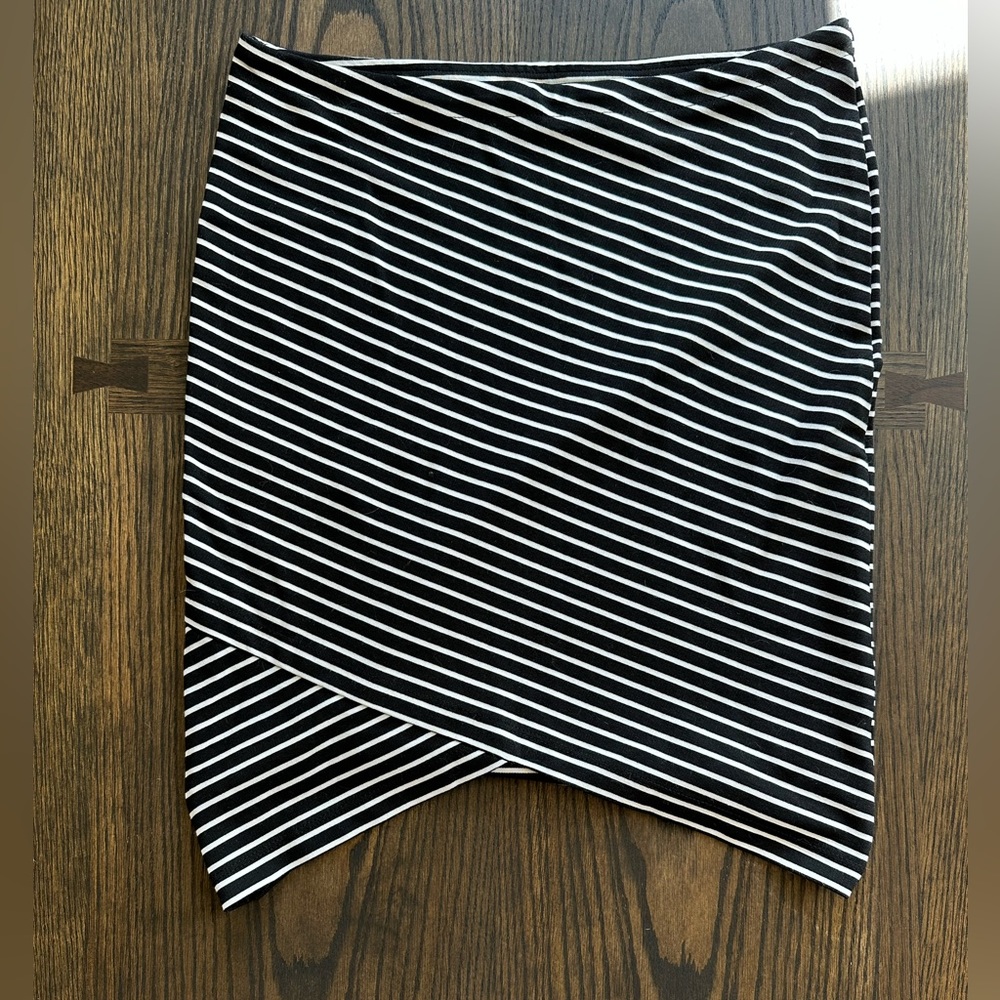Black and white skirt with lots of stretch